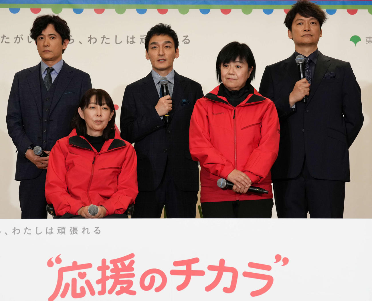 囲み取材に応じる、左上段から稲垣吾郎、草彅剛、香取慎吾、左下段から車いすカーリングの小川亜希、飯野明子コーチ（撮影・小島史椰）