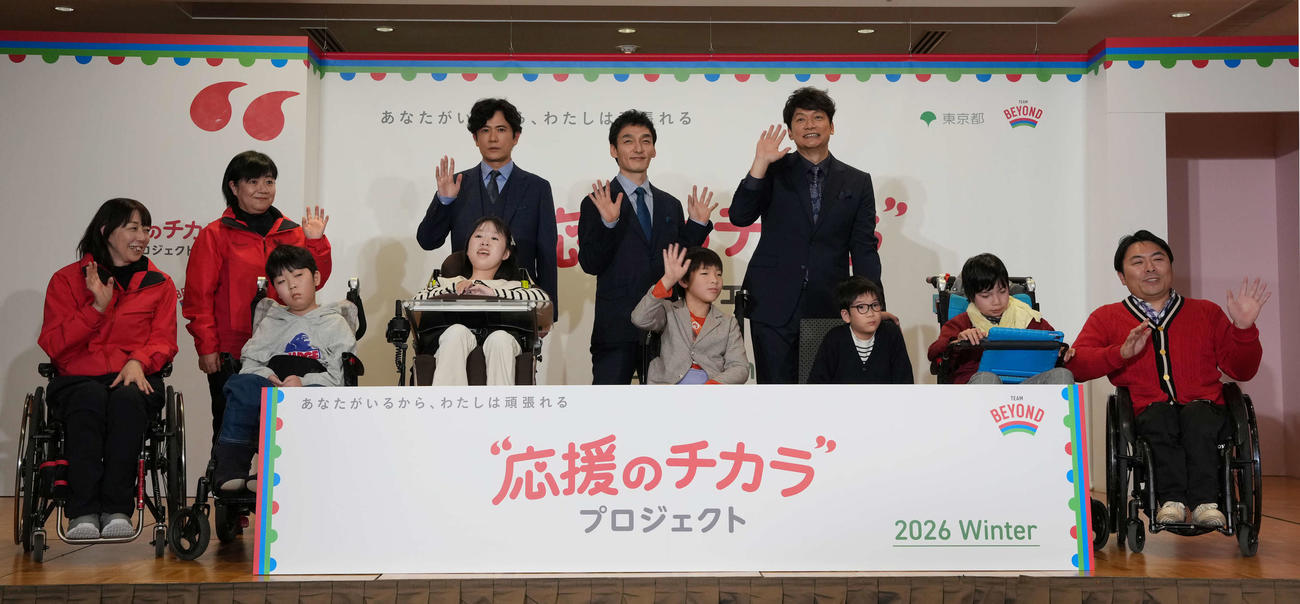 「応援のチカラプロジェクト」発表記者会に登場しフォトセッションに臨む、左から車いすカーリングの小川亜希、飯野明子コーチ、左上段から稲垣吾郎、草彅剛、香取慎吾、パラ応援大使の上原大祐（右から1番目）（撮影・小島史椰）