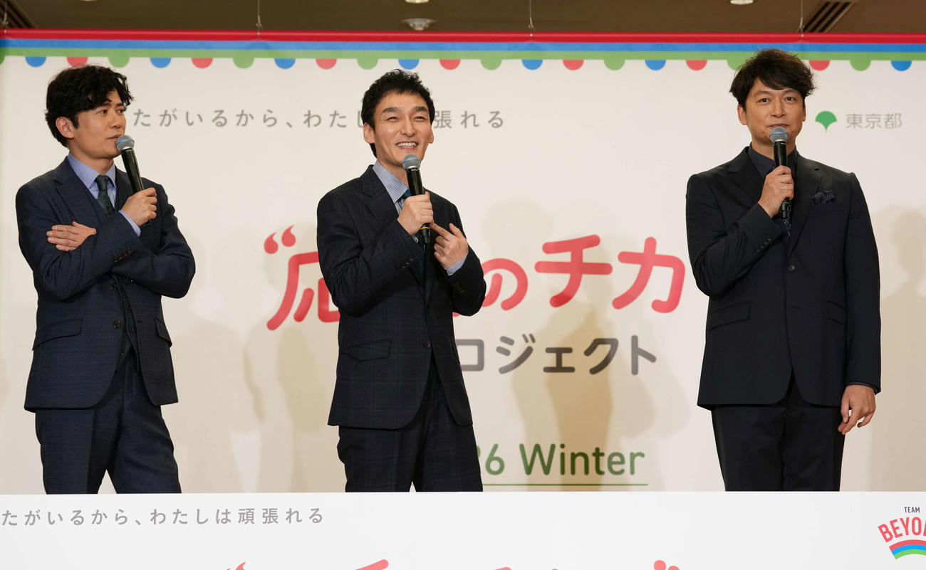 取材に応じる、左から稲垣吾郎、草彅剛、香取慎吾（撮影・小島史椰）