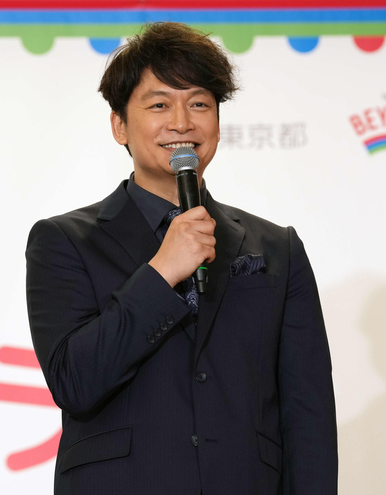 取材に応じ質問に答える香取慎吾（撮影・小島史椰）
