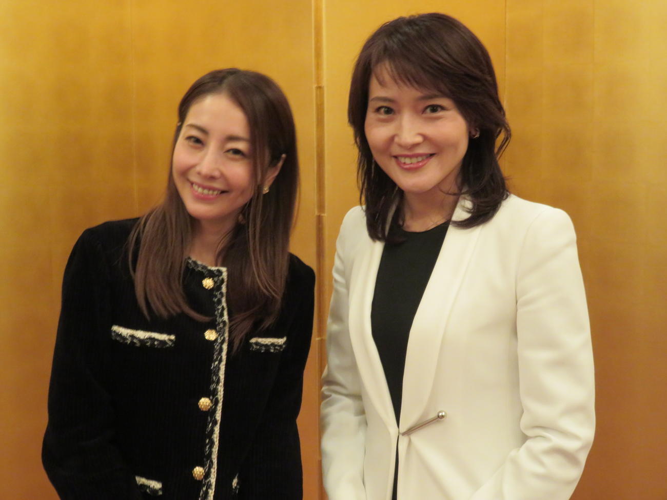 「第3回子ども食堂チャリティーディナーショー」で支援の米と義援金を手渡した熊切あさ美（左）と金子恵美