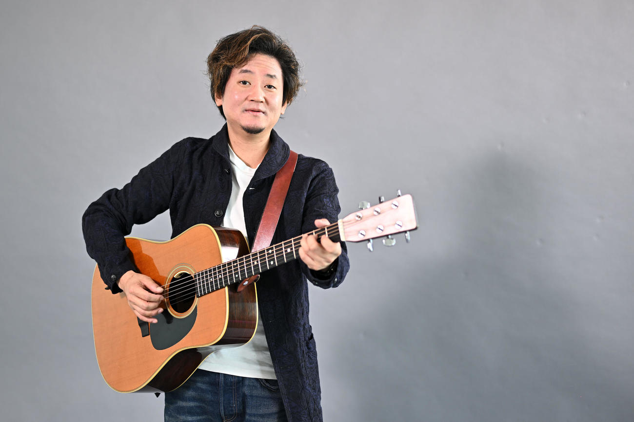 即興で弾き語りする田内洵也（撮影・滝沢徹郎）