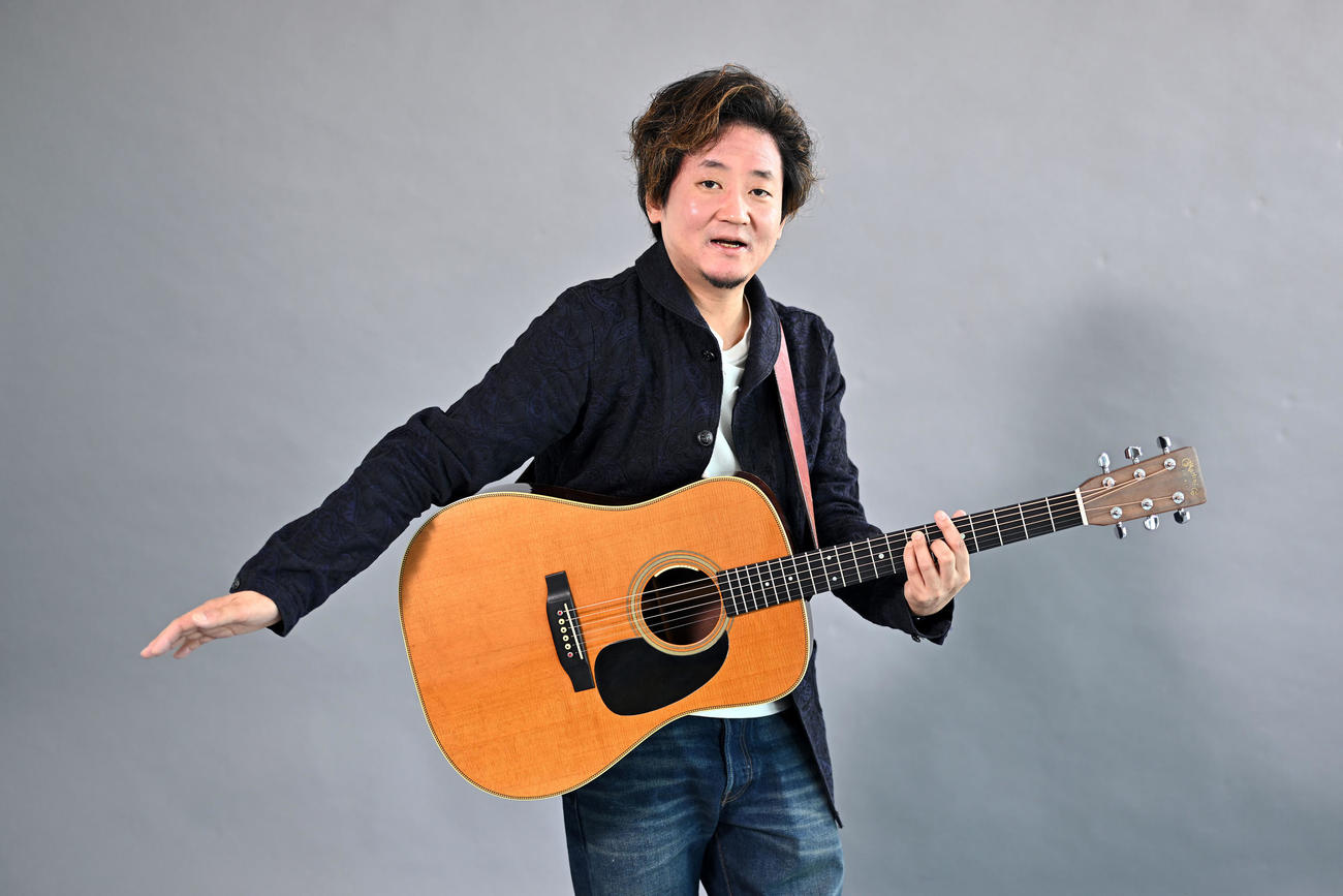 即興で弾き語りする田内洵也（撮影・滝沢徹郎）
