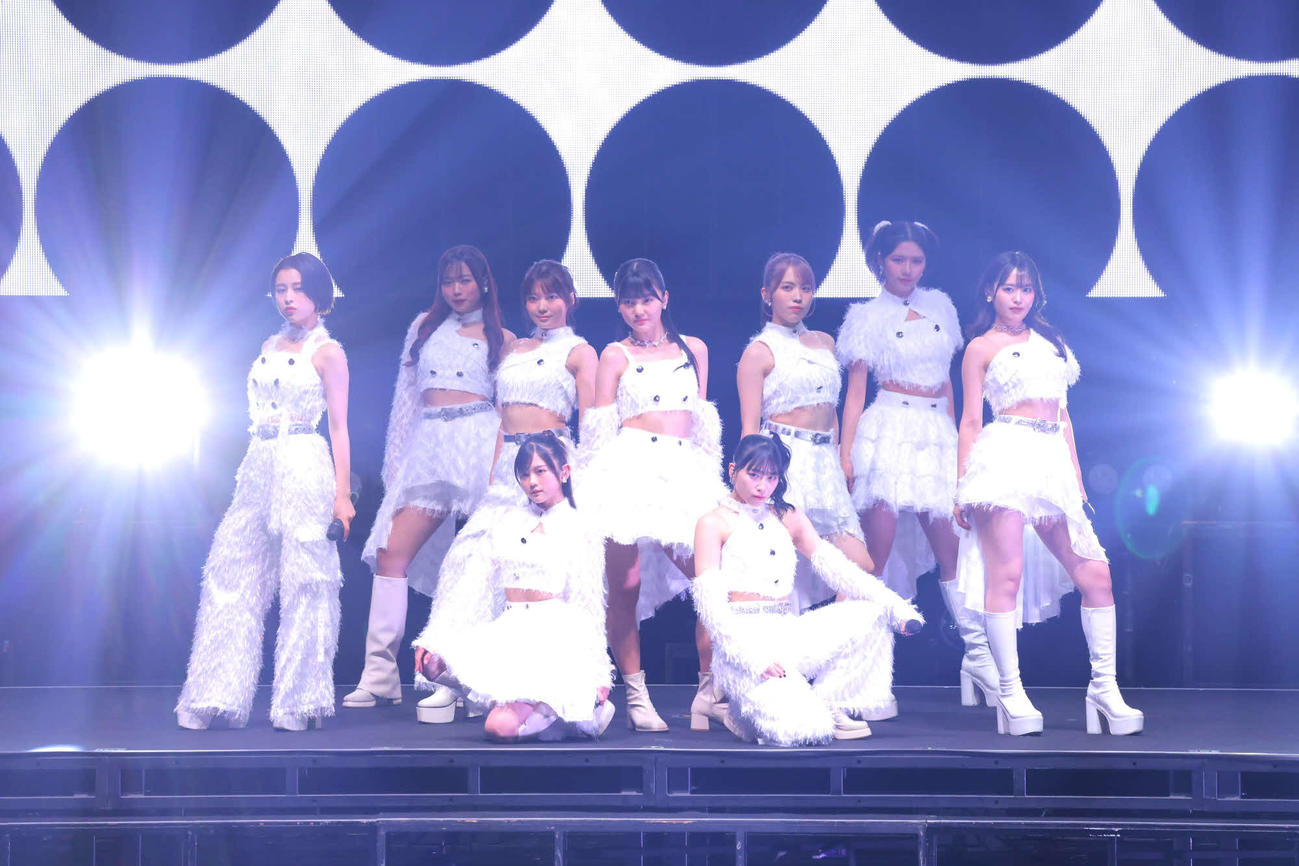 全国ツアー「Keep Your Smile！」千秋楽でパフォーマンスするアンジュルム。前列は松本わかな（左）と橋迫鈴。後列左から平山遊季、伊勢鈴蘭、川名凜、長野桃羽、為永幸音、下井谷幸穂、後藤花