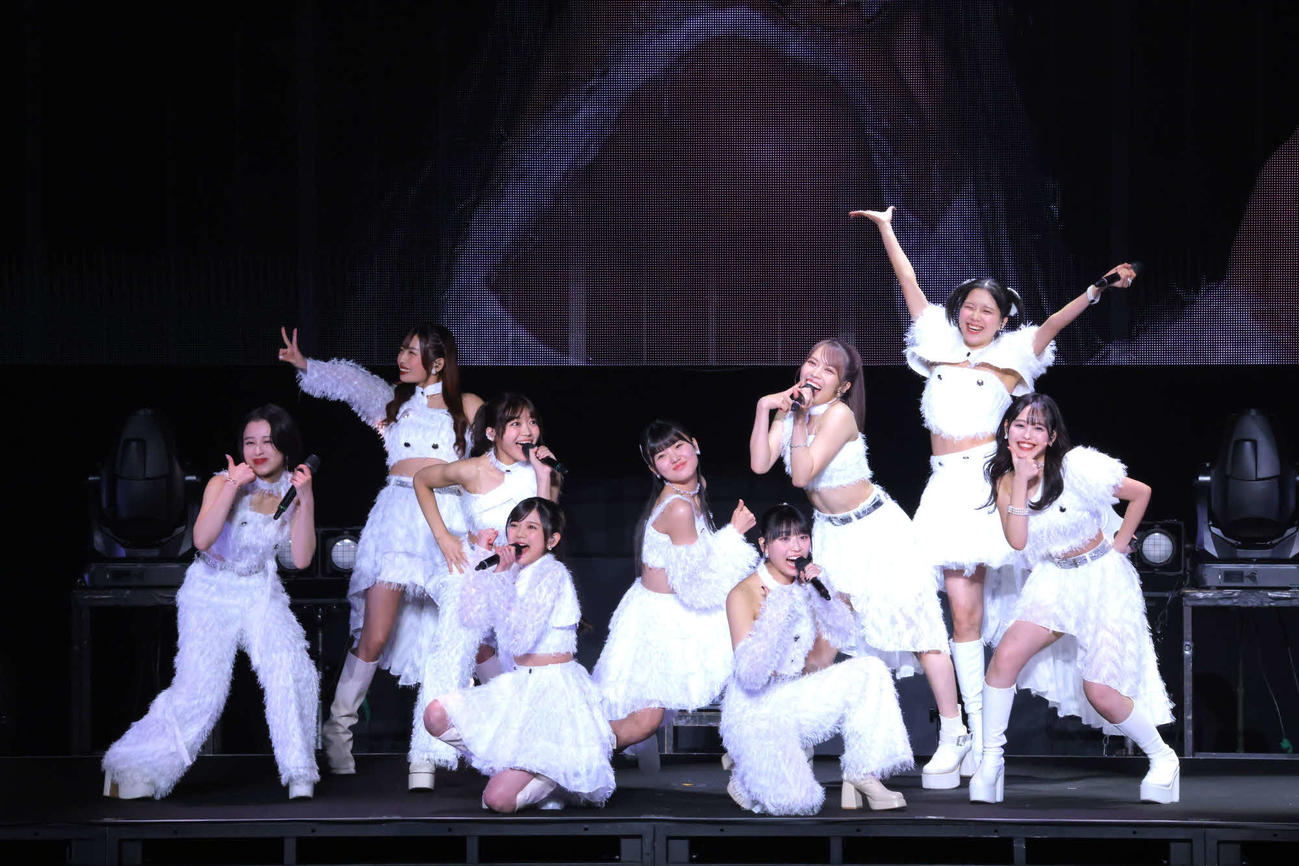 全国ツアー「Keep Your Smile！」千秋楽でパフォーマンスするアンジュルム