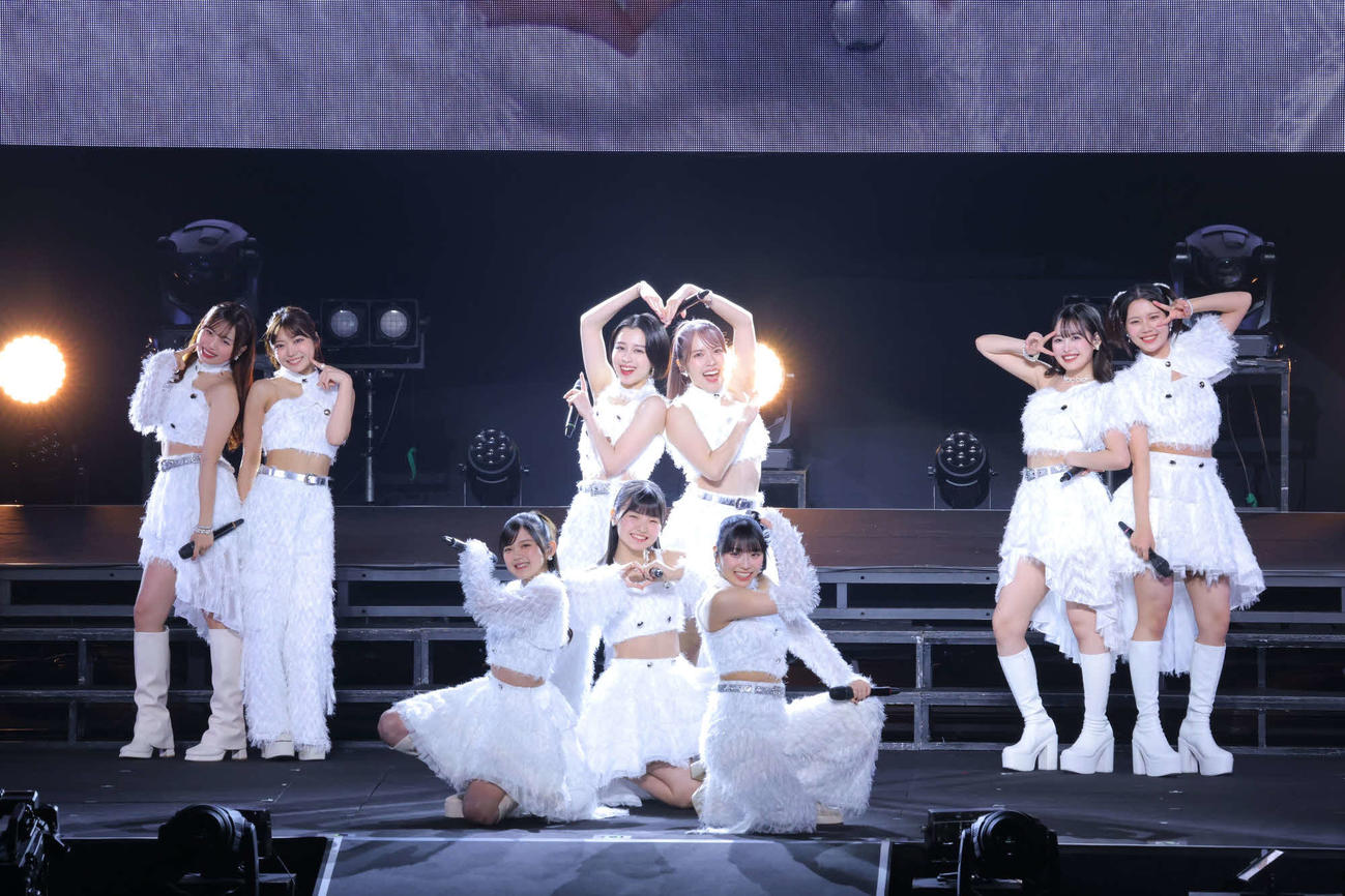 全国ツアー「Keep Your Smile！」千秋楽でパフォーマンスするアンジュルム。前列左から松本わかな、長野桃羽、橋迫鈴。後列左から伊勢鈴蘭、川名凜、平山遊季、為永幸音、後藤花、下井谷幸穂
