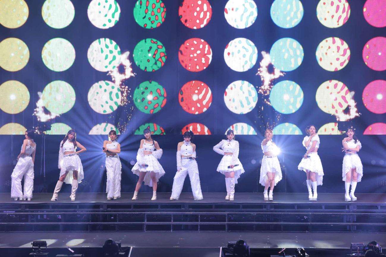 全国ツアー「Keep Your Smile！」千秋楽でパフォーマンスするアンジュルム。左から平山遊季、伊勢鈴蘭、川名凜、長野桃羽、橋迫鈴、松本わかな、為永幸音、下井谷幸穂、後藤花