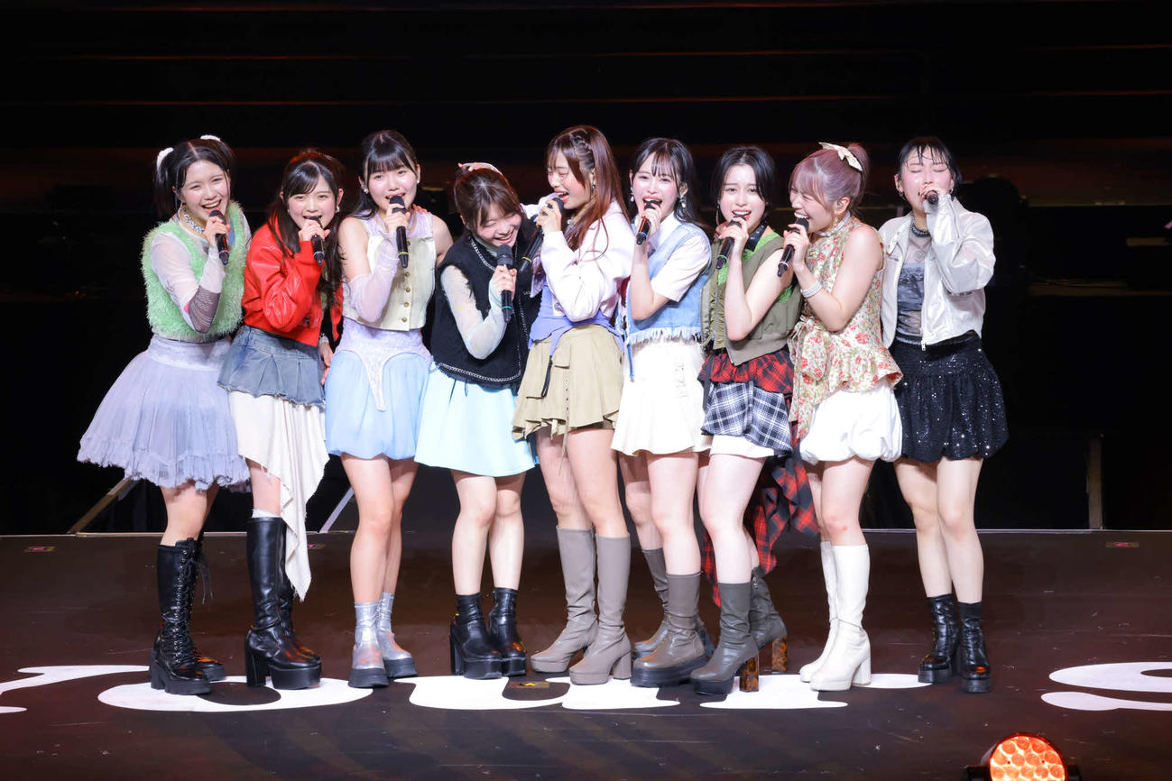 全国ツアー「Keep Your Smile！」千秋楽でパフォーマンスするアンジュルム。左から下井谷幸穂、松本わかな、長野桃羽、川名凜、伊勢鈴蘭、後藤花、平山遊季、為永幸音、橋迫鈴