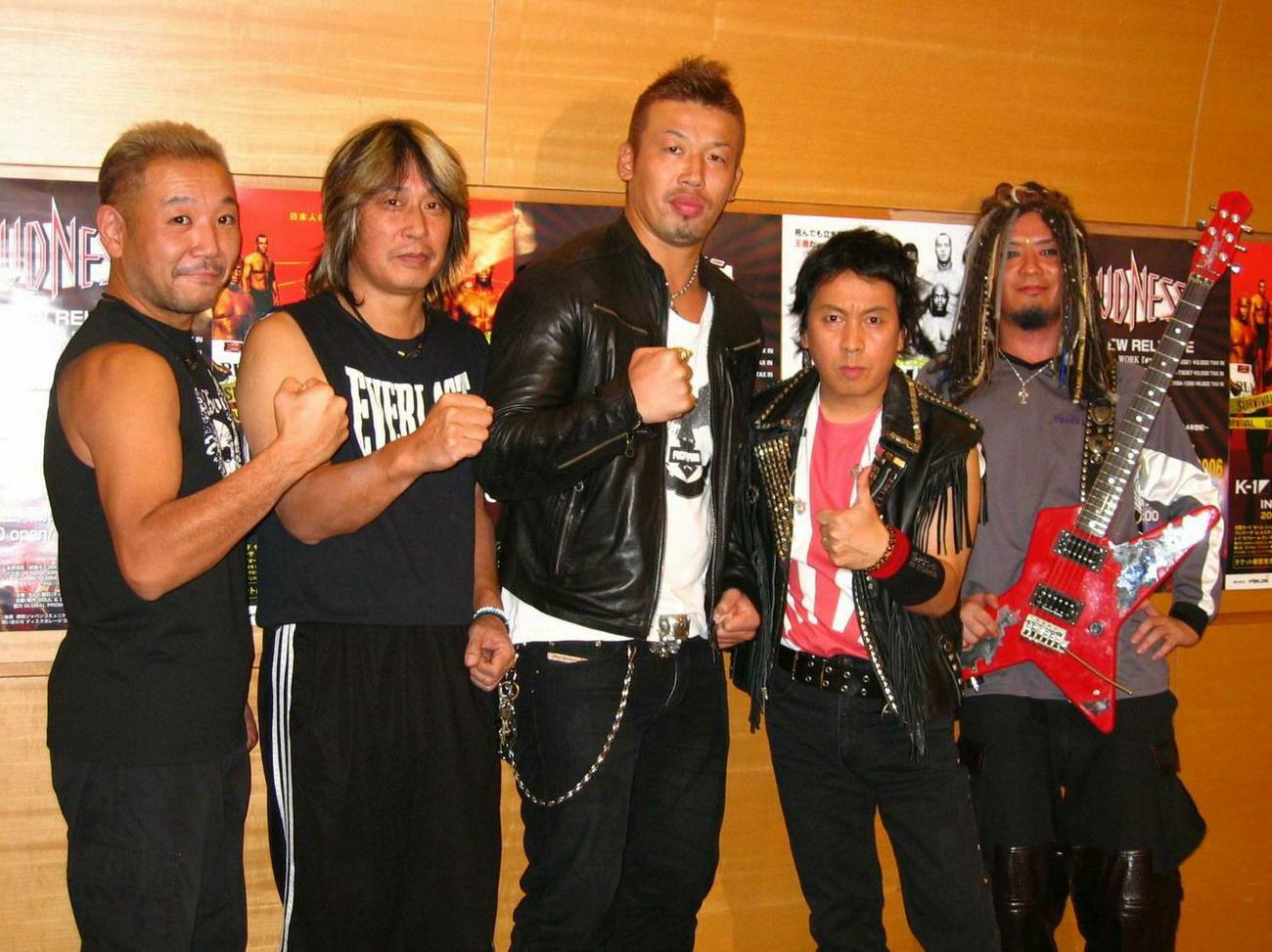ラウドネス25周年公演　応援に駆け付けた武蔵（中央）の前でデビュー25周年公演を行ったLOUDNESS　左から山下昌良、樋口宗孝さん、二井原実、高崎晃（2006年11月撮影）