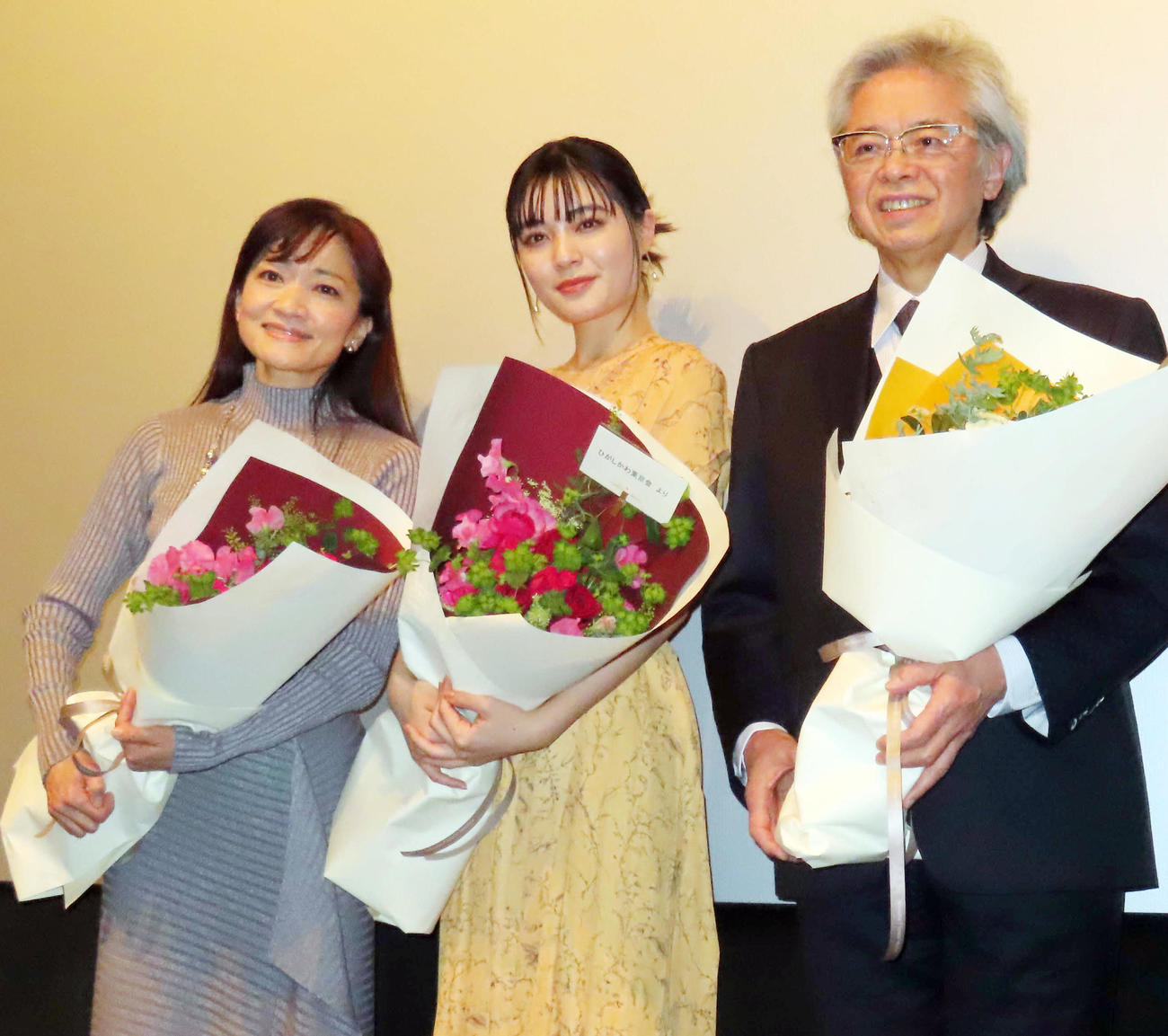 映画「カムイのうた」の舞台あいさつに出席した、左から島田歌穂、吉田美月喜、菅原浩志監督（24年1月撮影）