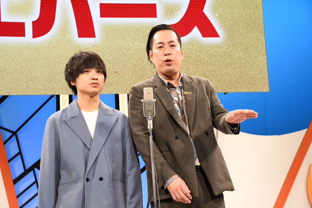 よしもと漫才劇場11周年イベントに登場したエバース佐々木隆史（左）と町田和樹（撮影・阪口孝志）