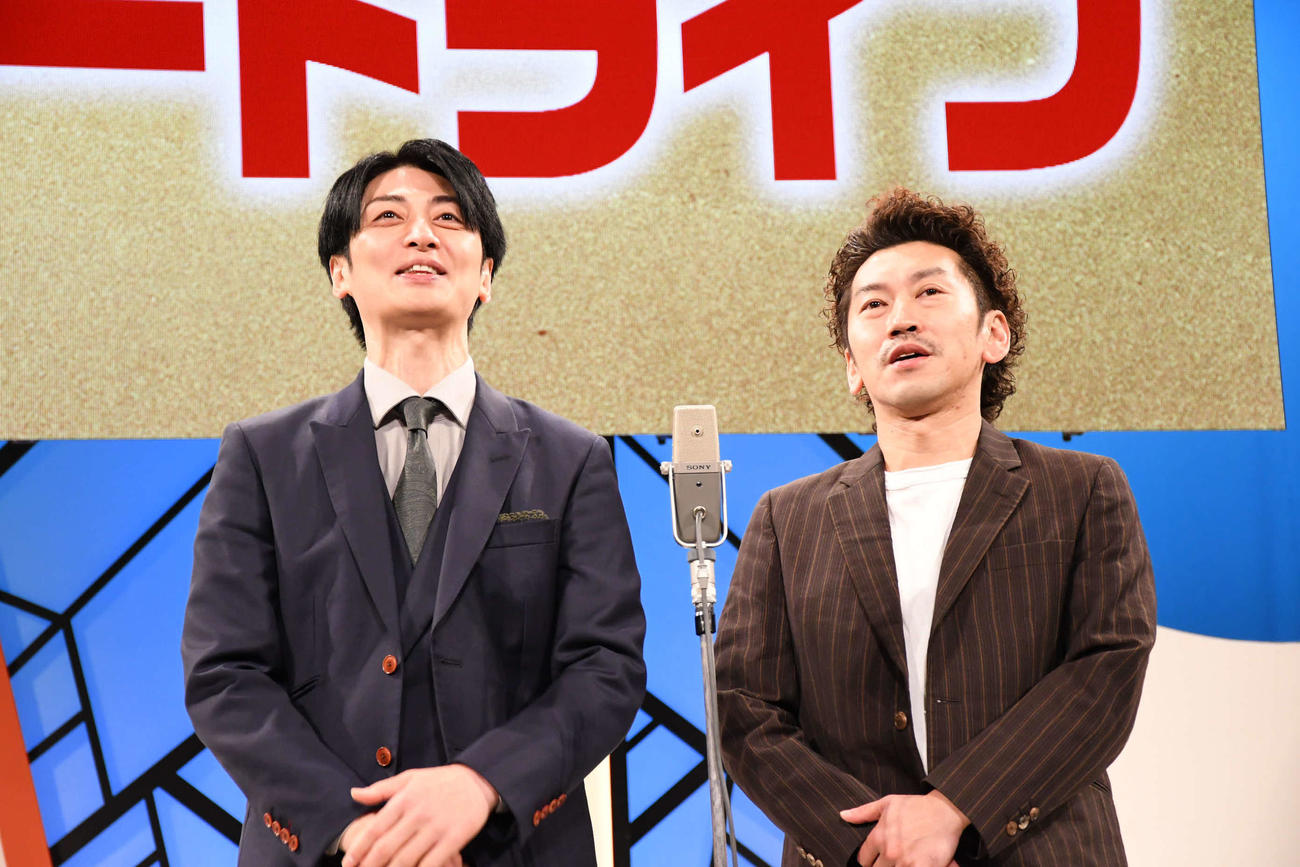 よしもと漫才劇場11周年イベントに登場したツートライブたかのり（左）と周平魂（撮影・阪口孝志）