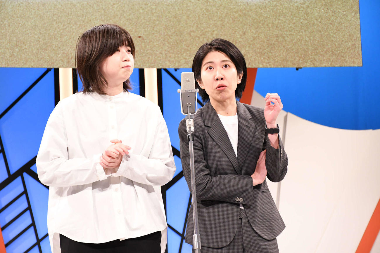 よしもと漫才劇場11周年イベントに登場した電気ジュース福沢葉（左）と藤本もふ（撮影・阪口孝志）