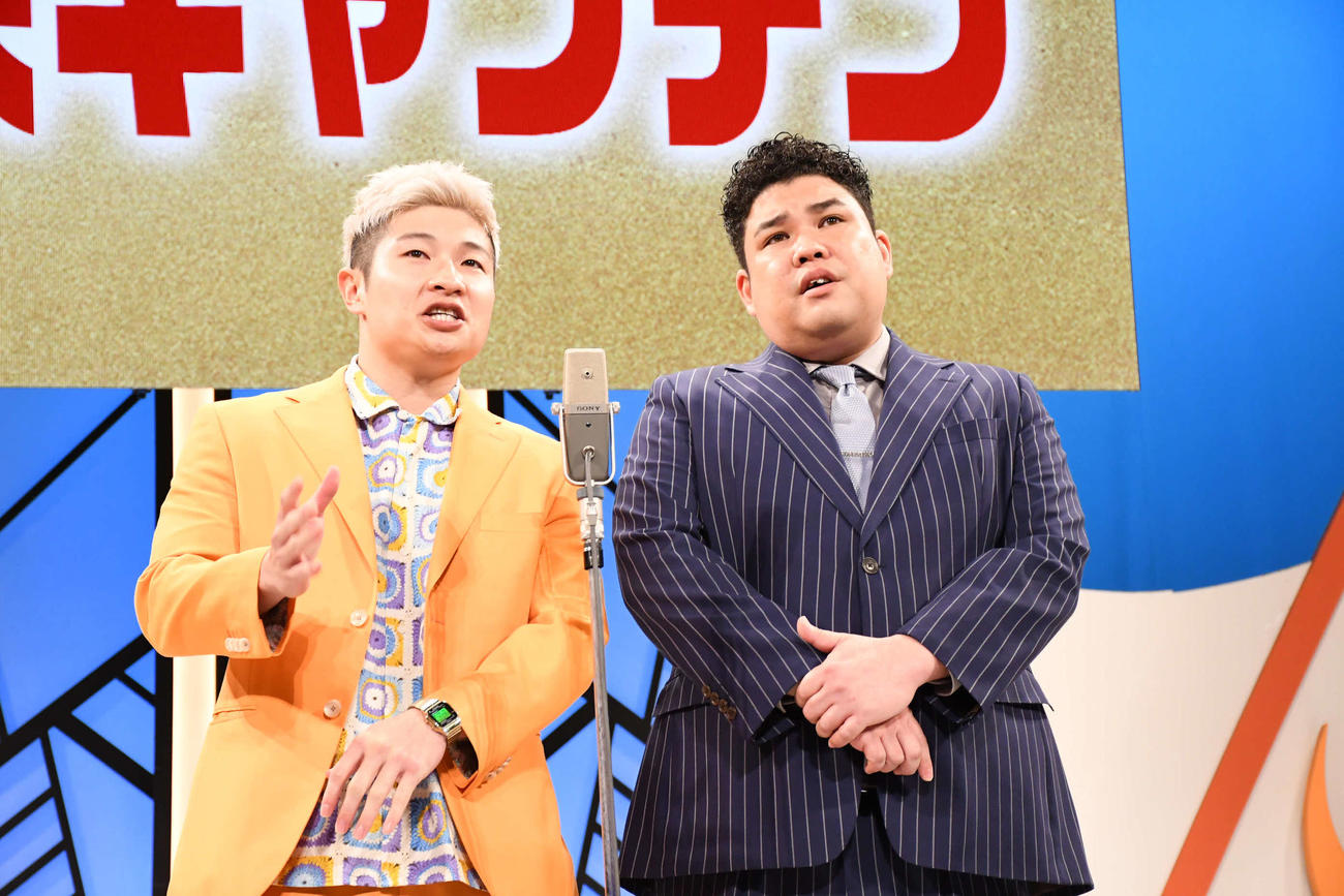 よしもと漫才劇場11周年イベントに登場した豪快キャプテンのべーやん（左）と山下ギャンブルゴリラ（撮影・阪口孝志）