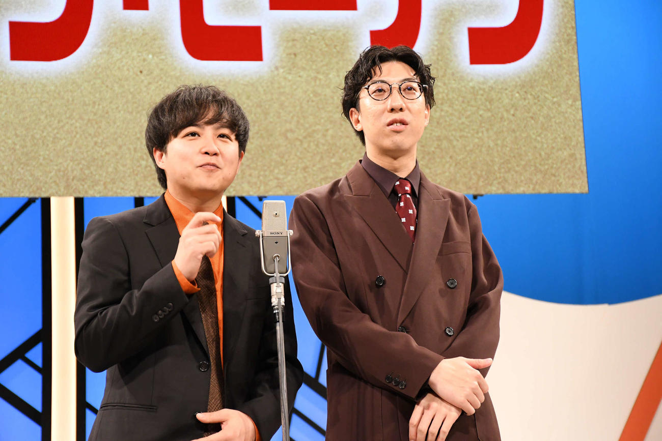 よしもと漫才劇場11周年イベントに登場したドーナツ・ピーナツのピーナツ（左）とドーナツ（撮影・阪口孝志）