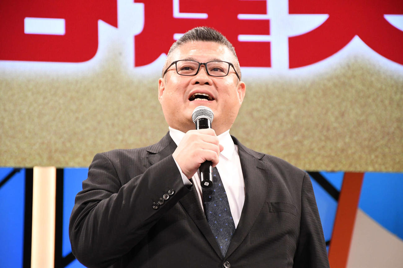 よしもと漫才劇場11周年イベントに登場した奥谷達夫吉本興業代表取締役副社長（撮影・阪口孝志）