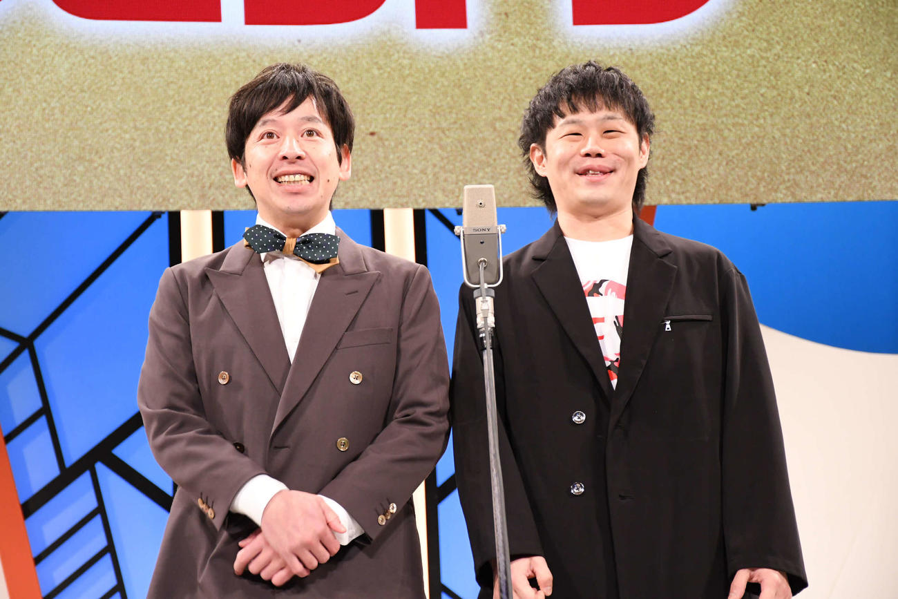 よしもと漫才劇場11周年イベントに登場したラビットラ渡邊瞬(左）と松本直也（撮影・阪口孝志）