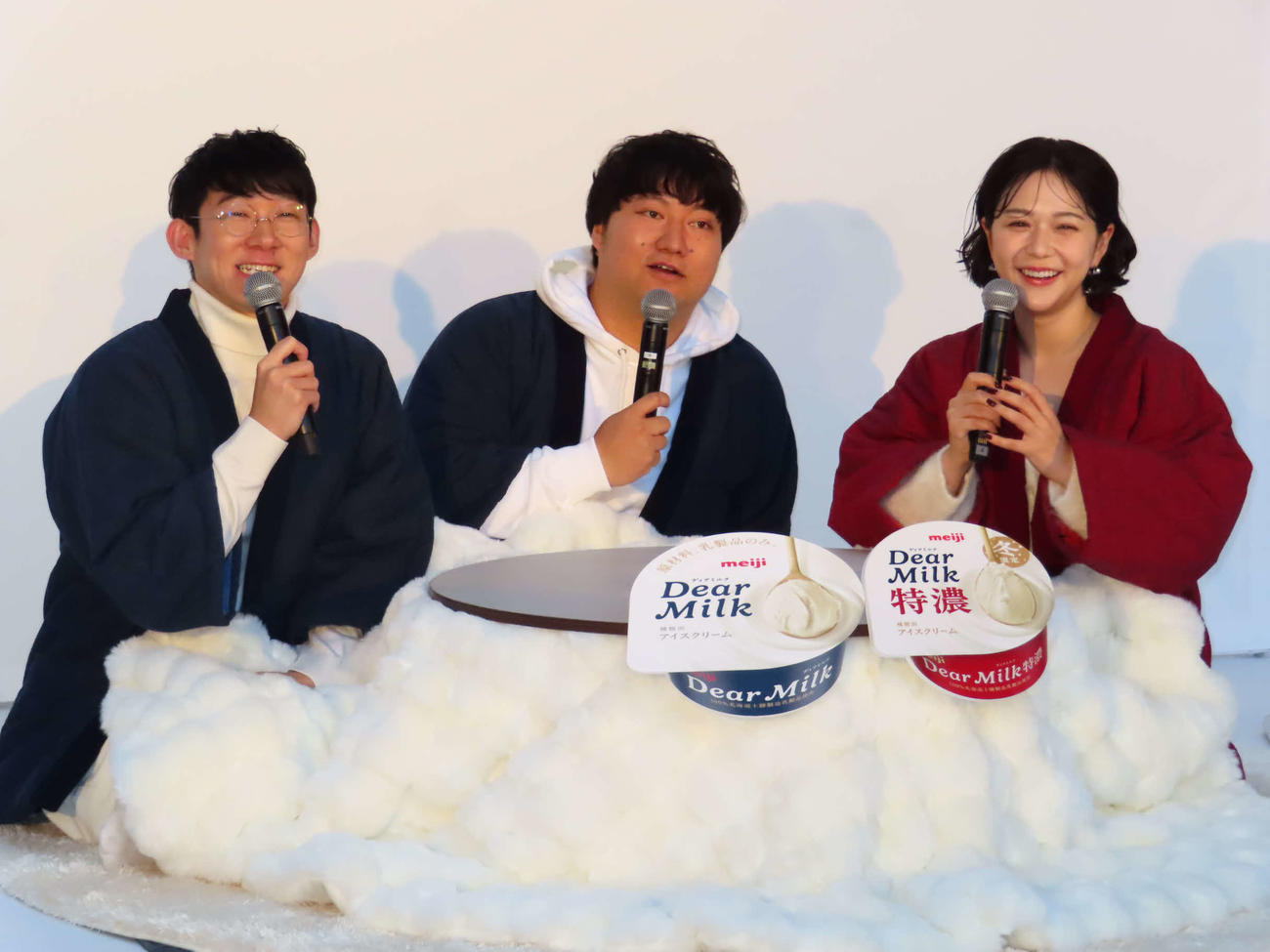 明治Dear Milk「何も足さない？　カフェ」体験取材会でこたつに入る、左から堂前透、兎、村重杏奈