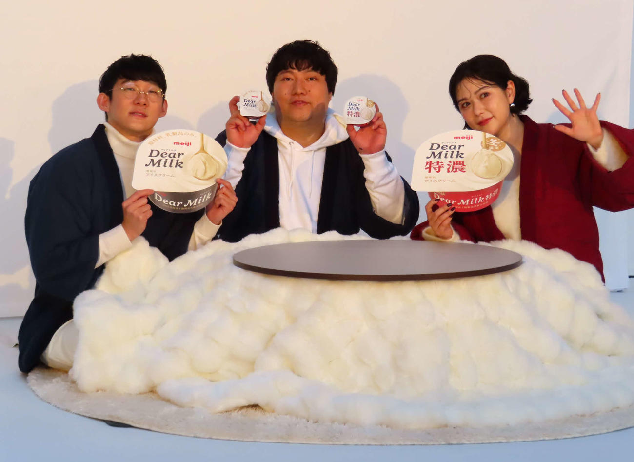 明治Dear Milk「何も足さない？　カフェ」体験取材会でこたつに入る、左から堂前透、兎、村重杏奈