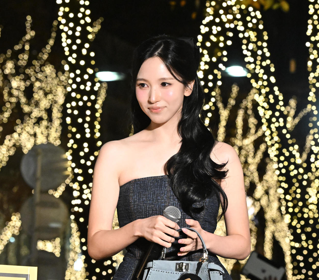 ケヤキ並木のイルミネーション点灯式を行ったMINA（撮影・千葉一成）