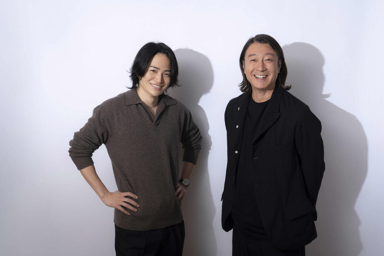 中京テレビ・日本テレビ系「こちら予備自衛英雄補？！」で主演する菊池風磨と、原作・脚本・監督を務める加藤浩次（C）中京テレビ