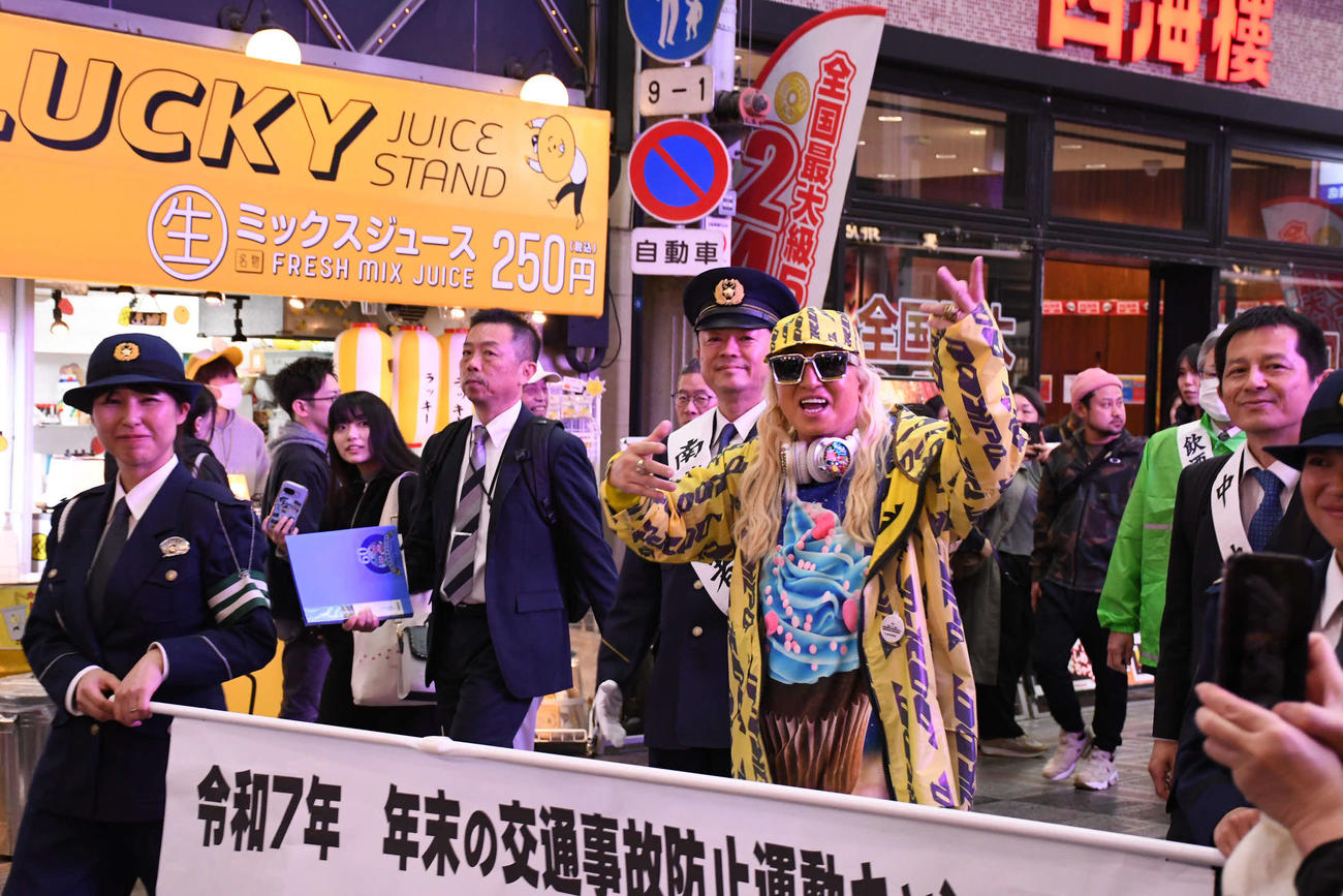 大阪府警の「年末の交通事故防止運動」啓発キャンペーンで大阪・ミナミの千日前商店街を練り歩くDJ KOO（撮影・阪口孝志）