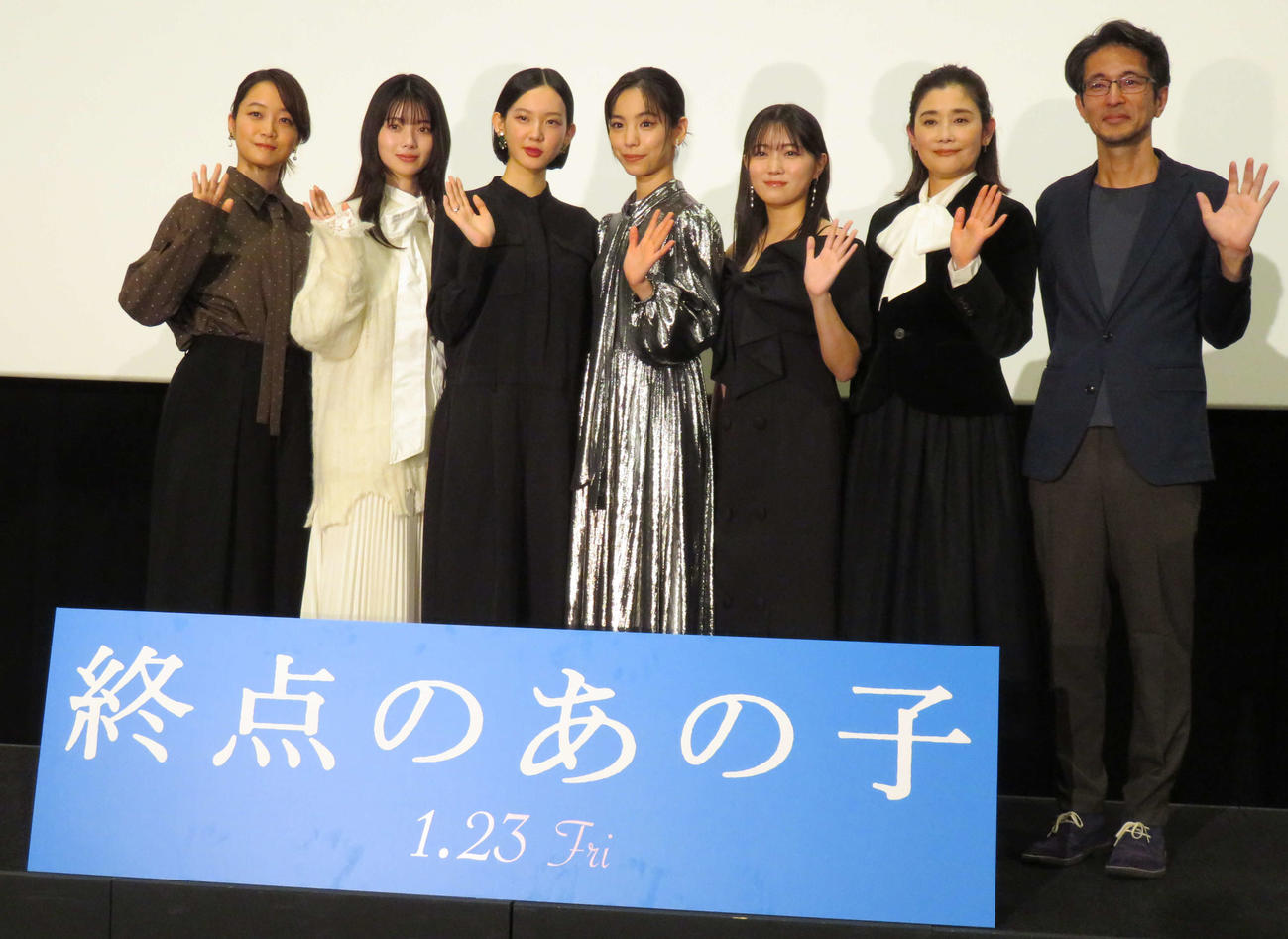 映画「終点のあの子」ジャパンプレミアに登壇した、左から深川麻衣、南琴奈、中島セナ、當真あみ、平澤宏々路、石田ひかり、吉田浩太監督（撮影・村上幸将）