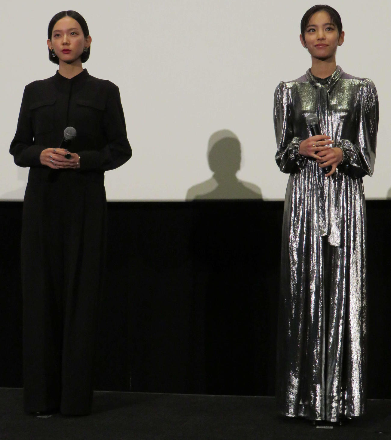 映画「終点のあの子」ジャパンプレミアに登壇した中島セナ（左）と當真あみ（撮影・村上幸将）