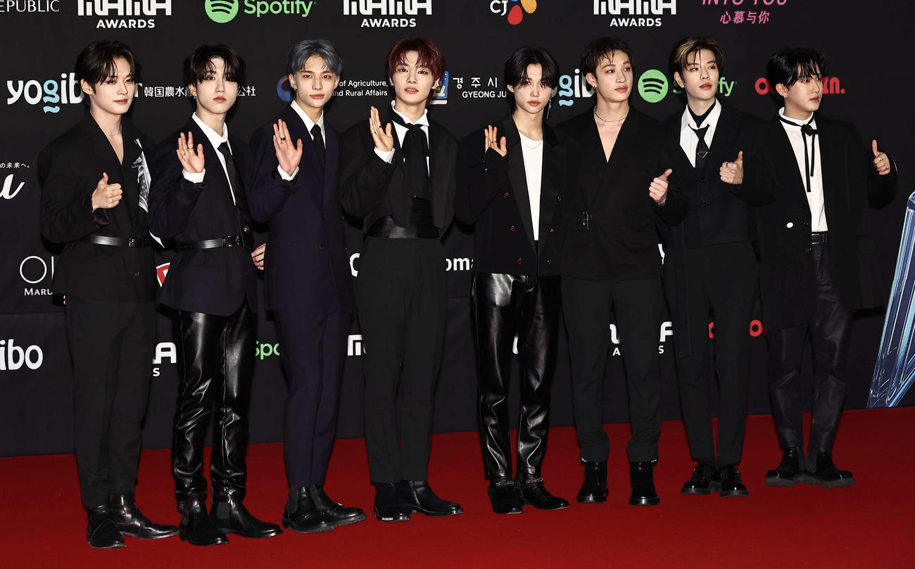 「2022 MAMA AWARDS」のレッドカーペットでポーズを決めるStray Kids（2022年11月）