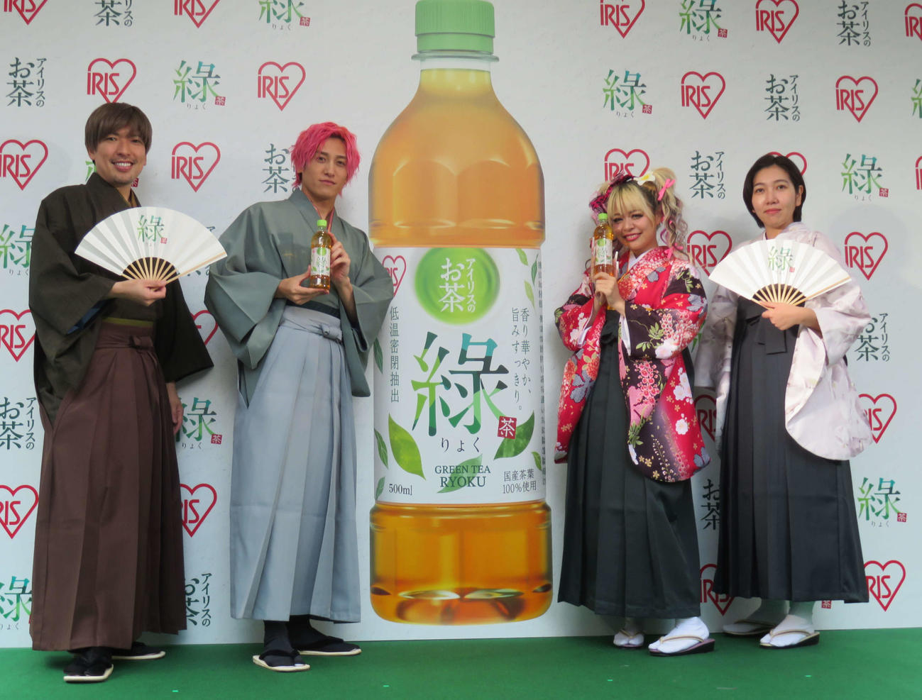 「アイリスのお茶　綠」のPRイベントを行った、左からEXITりんたろー。、兼近大樹、エルフ荒川、はる
