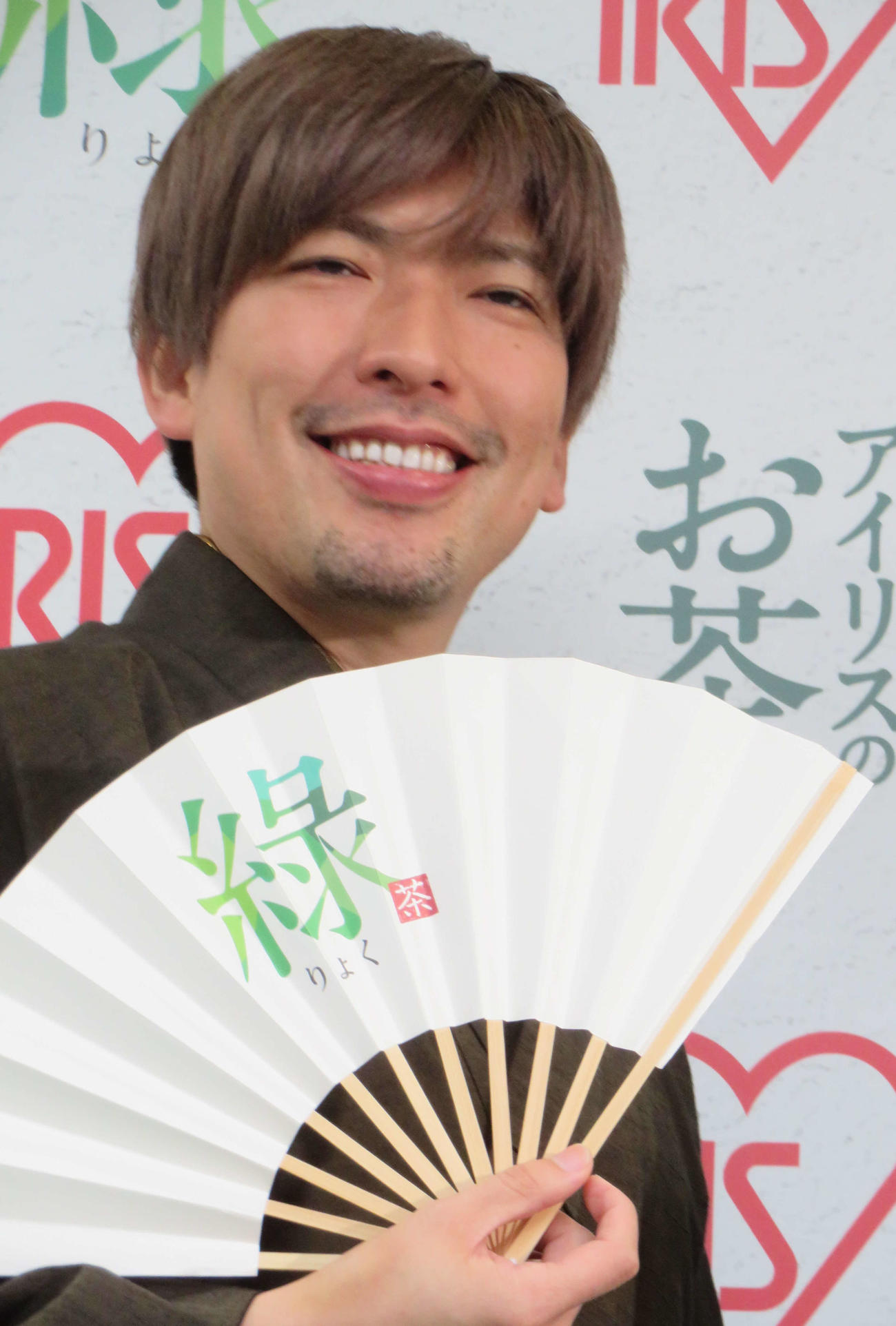 「アイリスのお茶　綠」のPRイベントを行ったEXITりんたろー。