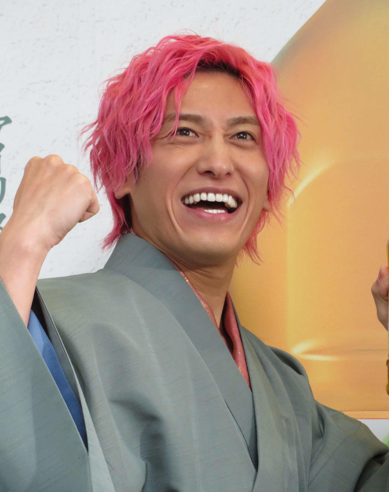 「アイリスのお茶　綠」のPRイベントを行った、左からEXIT兼近大樹