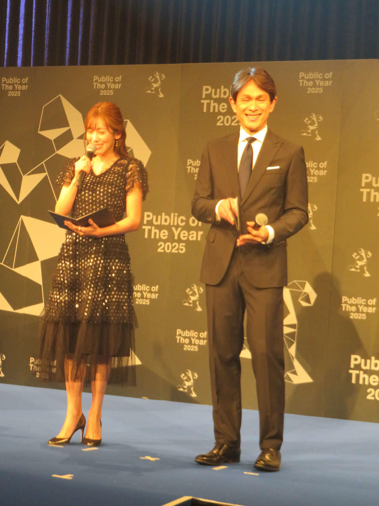 「Public of The Year 2025」授与式の進行をする中川安奈（左）と江口洋介