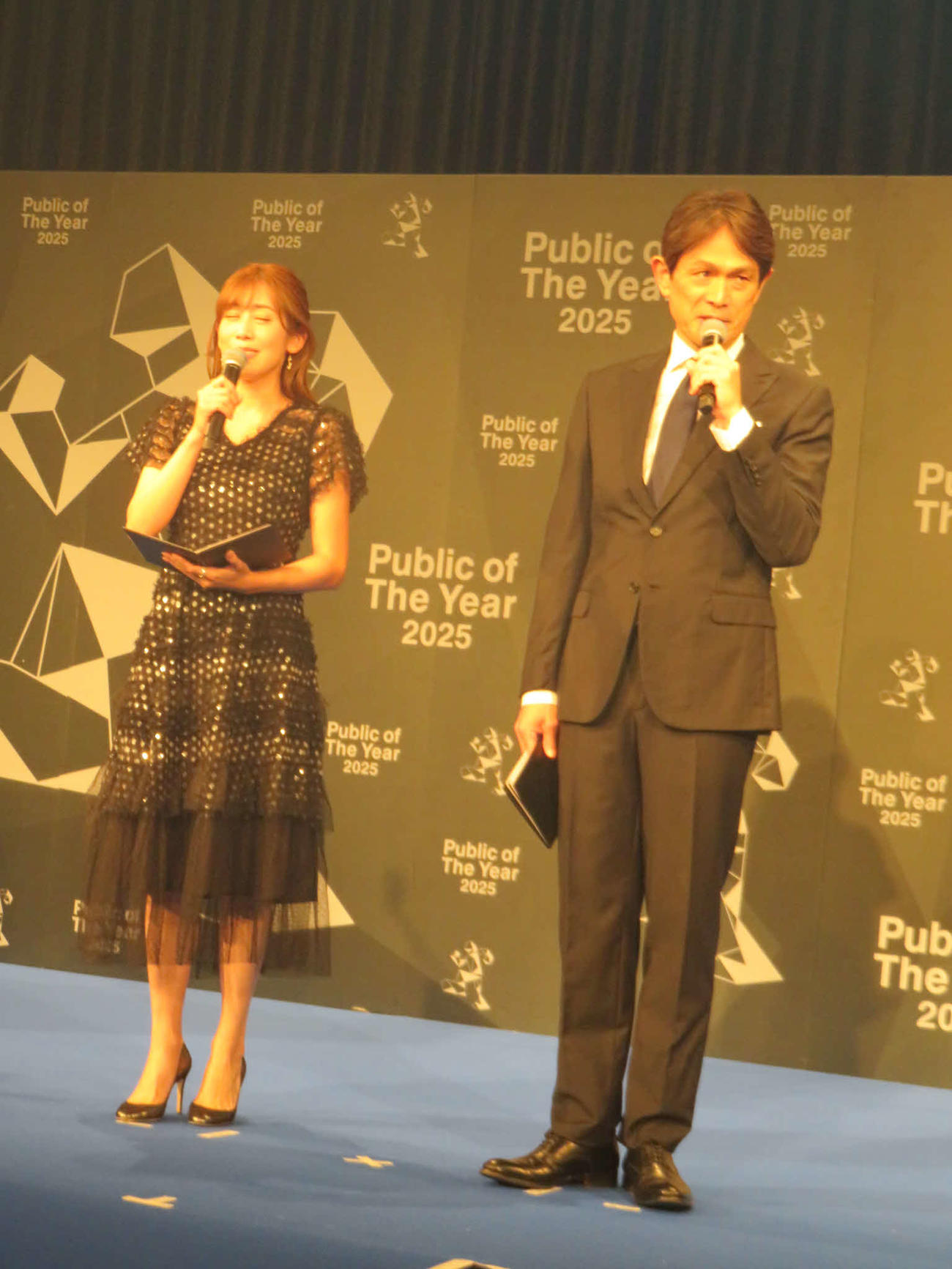 「Public of The Year 2025」授与式の進行をする中川安奈（左）と江口洋介