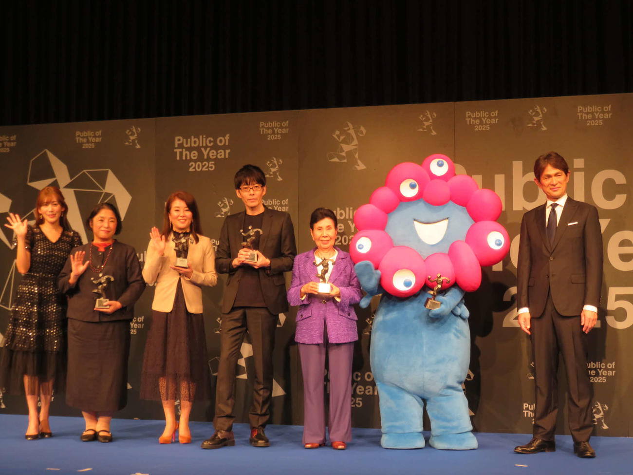 「Public of The Year 2025」授与式の出席者たち。左から中川安奈、河合祐子高知銀行頭取、一般社団法人「あすには」の井田奈穂代表理事、言語学者の鈴木俊貴東大准教授、袴田ひで子氏、ミャクミャク、江口洋介