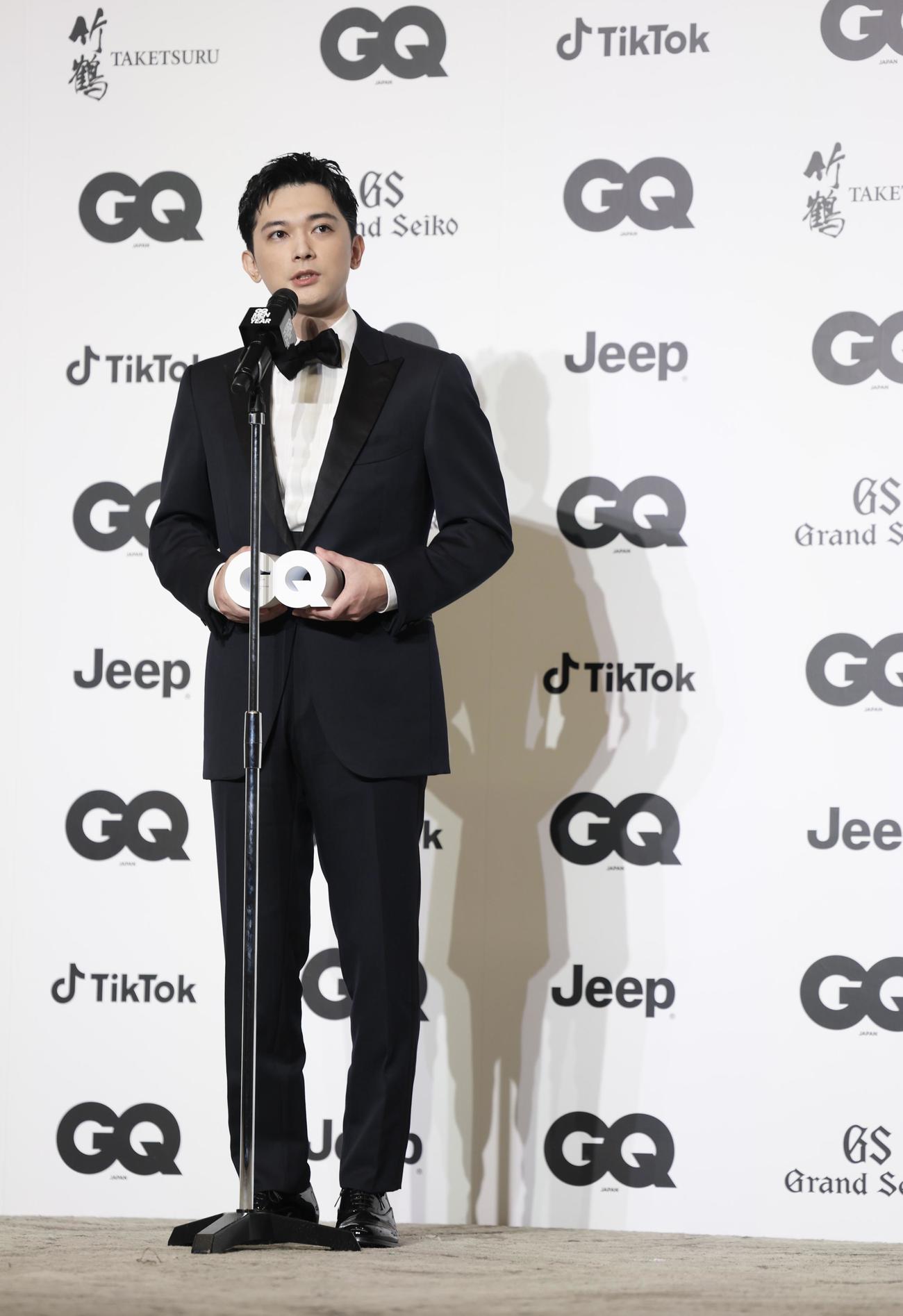 フォトコールに登場する吉沢亮（撮影・河田真司）