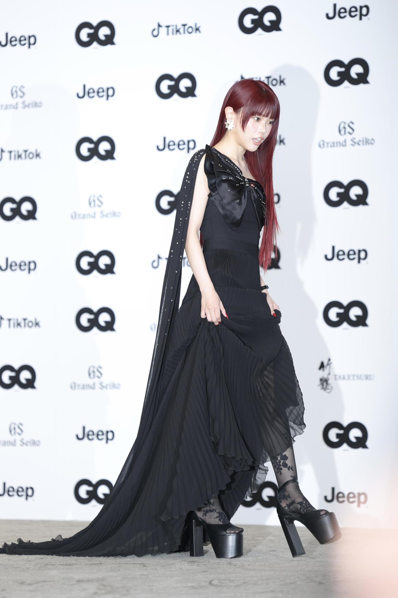 フォトコールに登場するアイナ・ジ・エンド（撮影・河田真司）