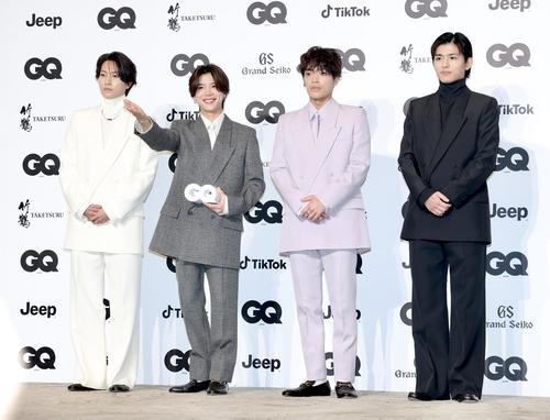 フォトコールに登場するtimelesz。左からから橋本将生、松島聡、原嘉孝、篠塚大輝（撮影・河田真司）