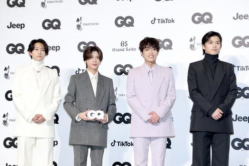 フォトコールに登場するtimelesz。左からから橋本将生、松島聡、原嘉孝、篠塚大輝（撮影・河田真司）