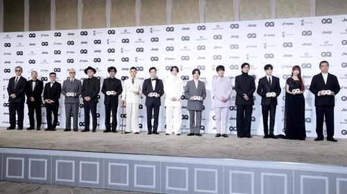 「GQ MEN OF THE YEAR2025／20th Anniversary」フォトコールに登場した、左からRIP SLYMEのFUMIYA、SU、PES、ILMARI、RYO－Z、小島秀夫氏、小田凱人、吉沢亮、timelesz橋本将生、松島聡、原嘉孝、篠塚大輝、高橋文哉、アイナ・ジ・エンド、藤本壮介氏（撮影・河田真司）