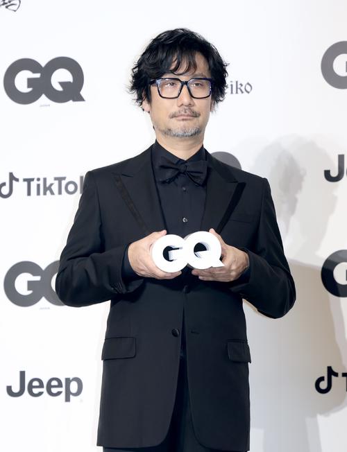 フォトコールに登場する小島秀夫氏（撮影・河田真司）