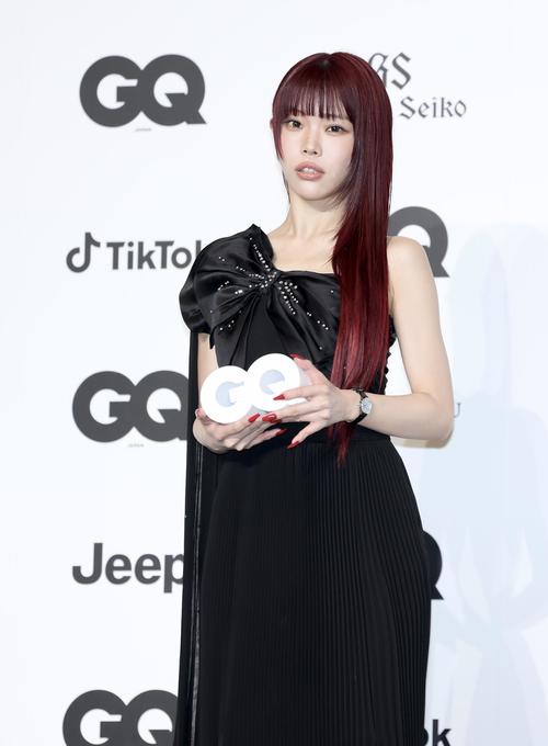 フォトコールに登場するアイナ・ジ・エンド（撮影・河田真司）