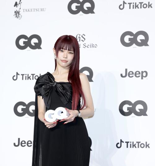 フォトコールに登場するアイナ・ジ・エンド（撮影・河田真司）