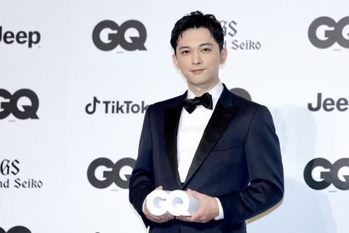 フォトコールに登場する吉沢亮（撮影・河田真司）