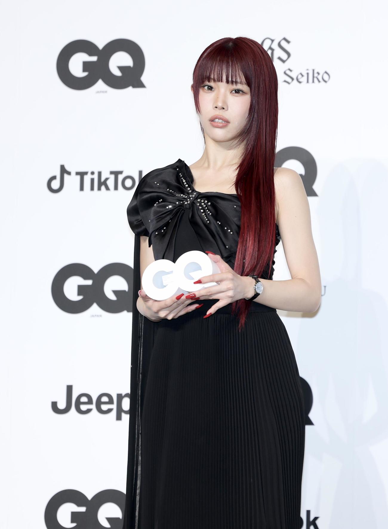 フォトコールに登場するアイナ・ジ・エンド（撮影・河田真司）