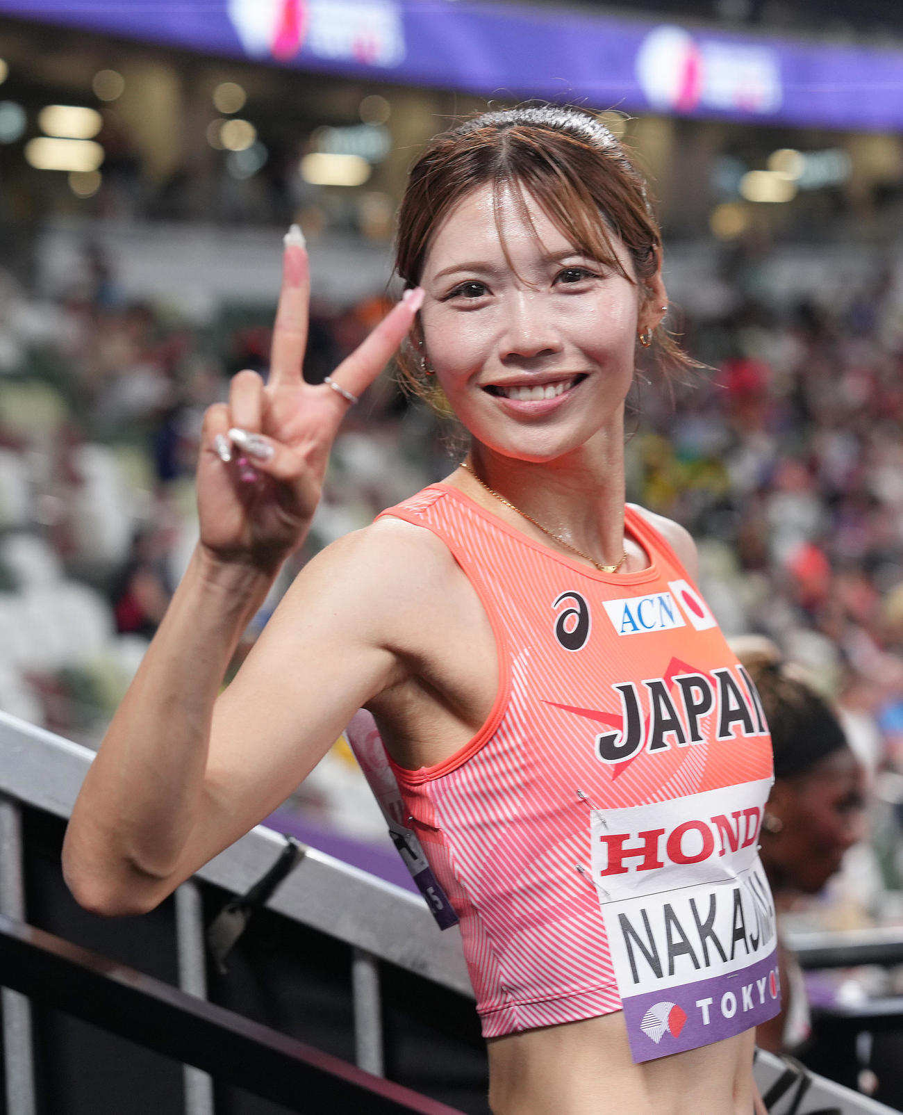 女子100メートル障害準決勝を終え、ピースする中島（2025年9月撮影）