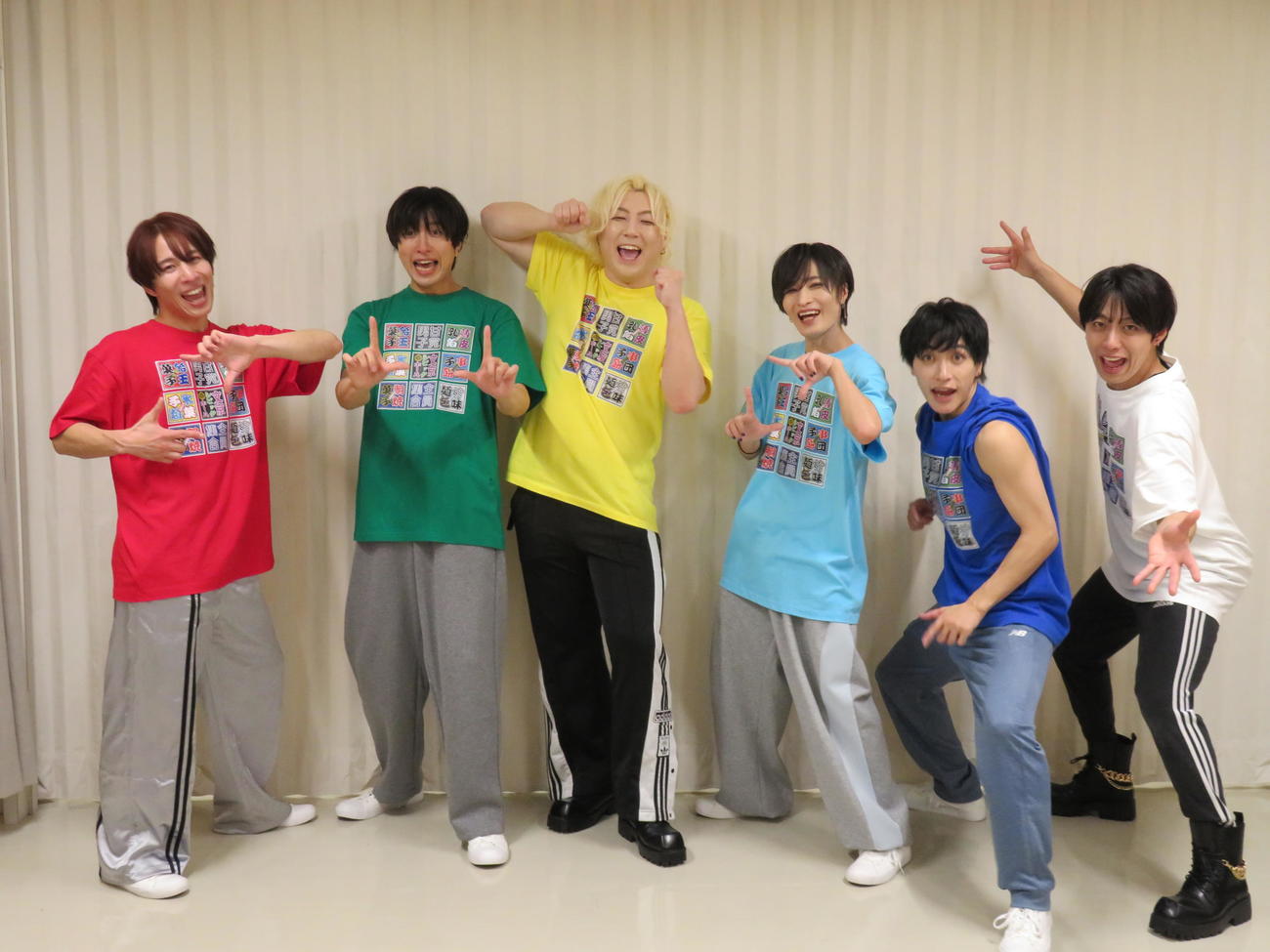 「甘党男子の大お菓子配り会『お菓子だョ！　全員集合』～1800人ワンマンライブ～」を開催した甘党男子の、左から二ノ宮一馬、石塚利彦、三上義貴、成瀬敦志、神久保翔也、菅井義久（撮影・村上幸将）