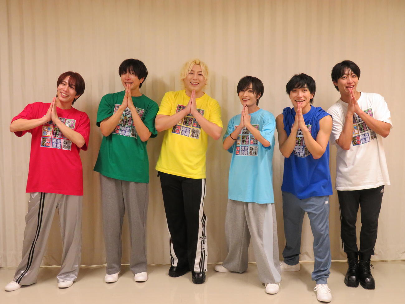 「甘党男子の大お菓子配り会『お菓子だョ！　全員集合』～1800人ワンマンライブ～」を開催した甘党男子の、左から二ノ宮一馬、石塚利彦、三上義貴、成瀬敦志、神久保翔也、菅井義久（撮影・村上幸将）
