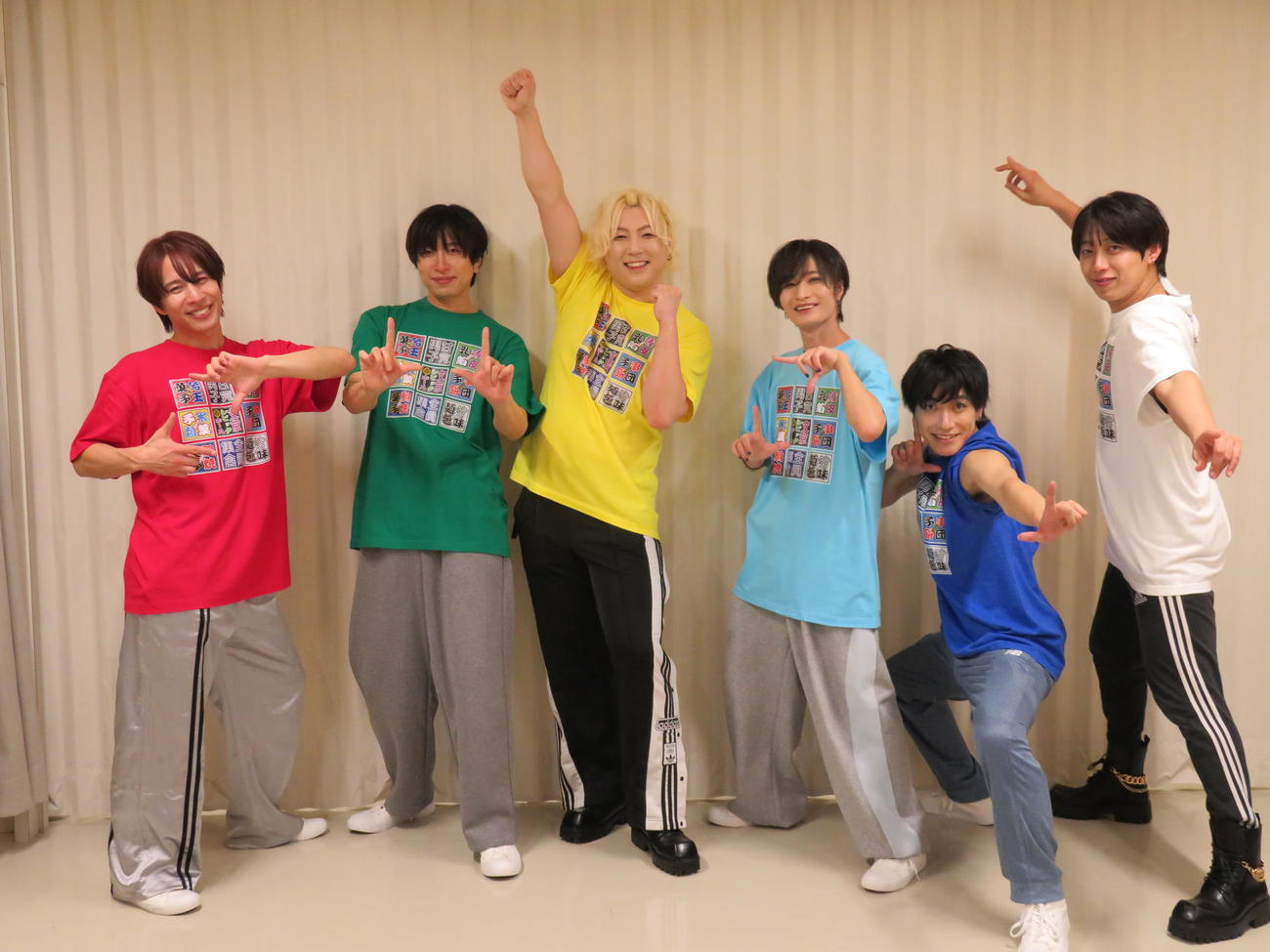 「甘党男子の大お菓子配り会『お菓子だョ！　全員集合』～1800人ワンマンライブ～」を開催した甘党男子の、左から二ノ宮一馬、石塚利彦、三上義貴、成瀬敦志、神久保翔也、菅井義久（撮影・村上幸将）