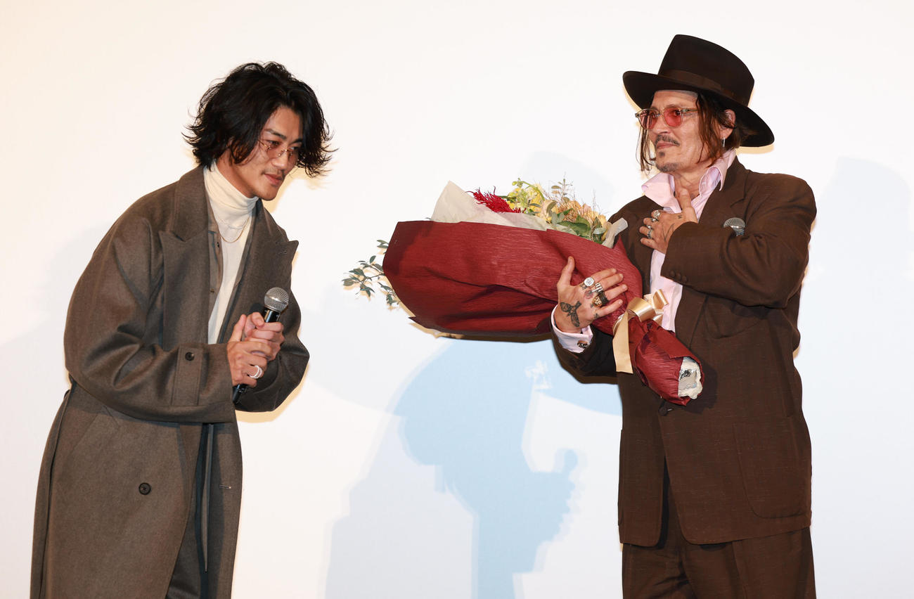 映画「モディリアーニ！」ジャパン・プレミアに登場し赤西仁（左）から花束をもらうジョニー・デップ（撮影・野上伸悟）